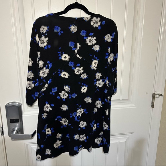 Torrid Black White & Blue Floral V-Neck Short Sleeve Blouse Size 3X - Picture 5 of 12